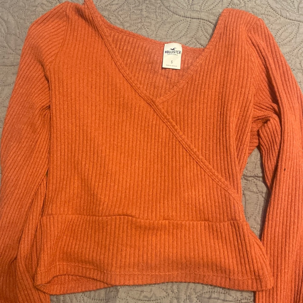 cute crisscross top. super soft. front doesn't go down to low. wish it fit still